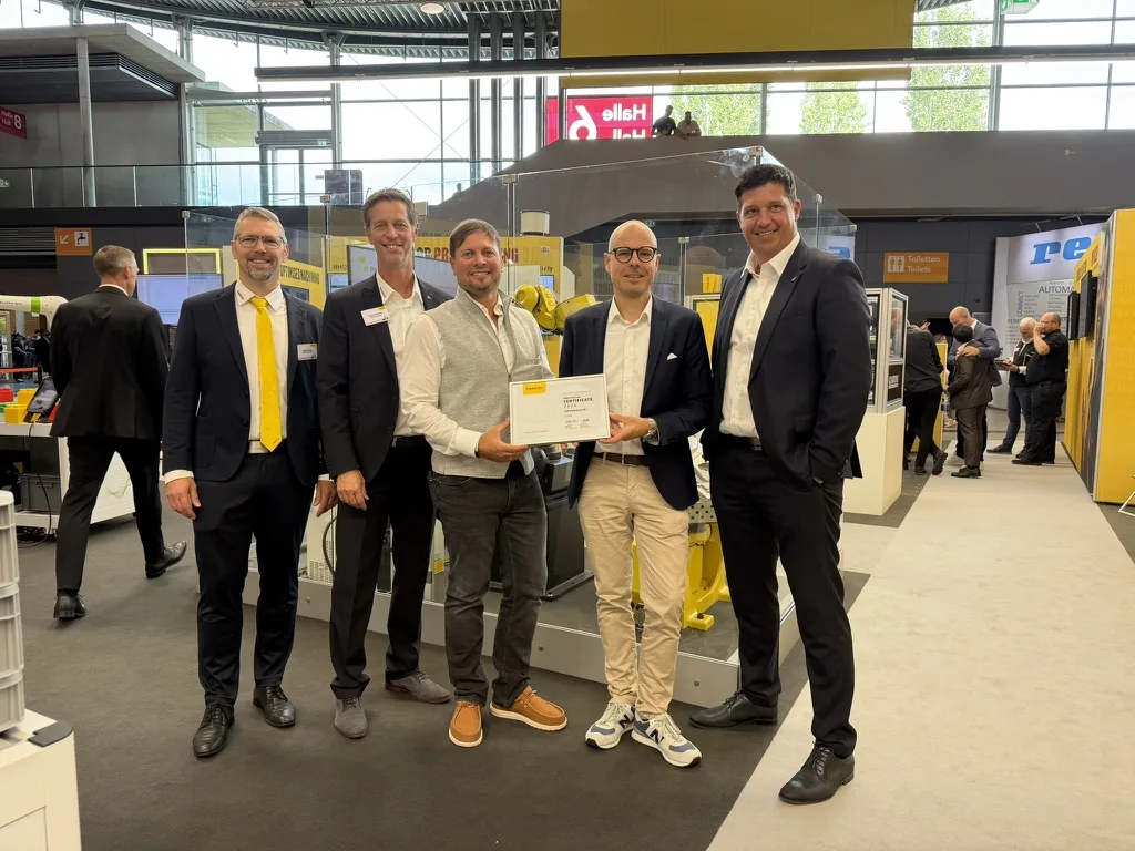 Übergabe des FANUC Robot Partner Zertifikats an VKE auf der AMB 2026 in Stuttgart am FANUC-Messestand.